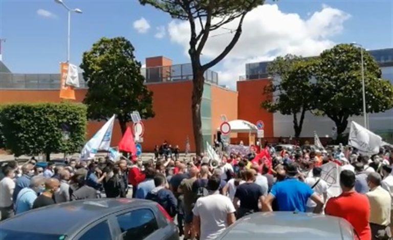 Aeroporto di Capodichino assediato dai lavoratori stagionali: “Ci vogliono buttare fuori”