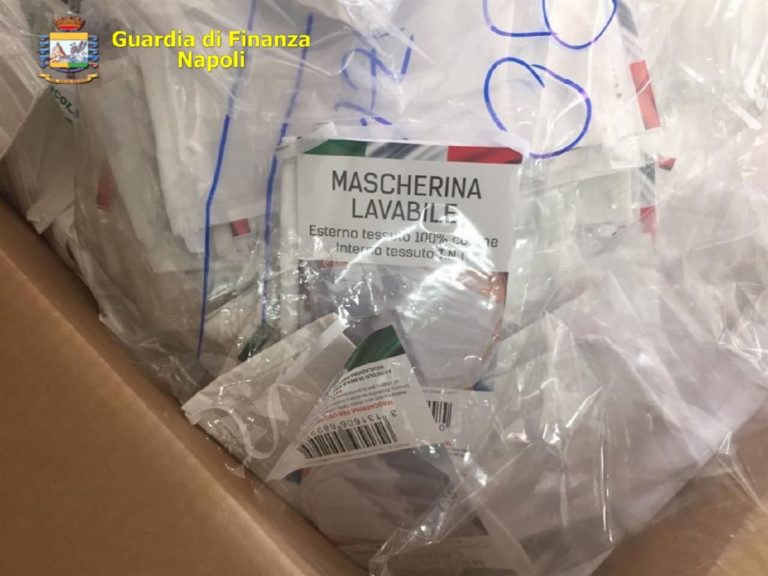 Sequestrate mezzo milione di mascherine nel porto di Salerno