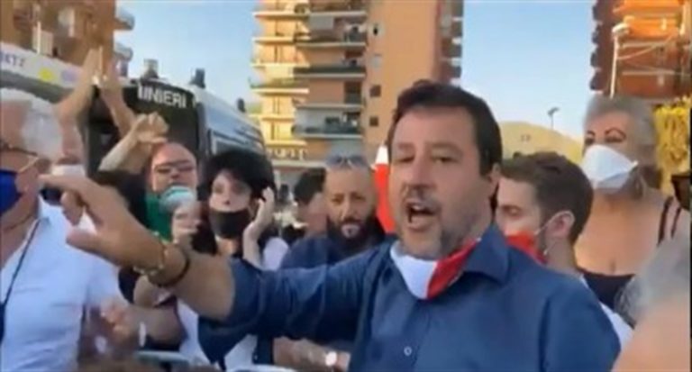 Salvini: “Prometto di fare pulizia a Mondragone. Quelli che attaccano le forze dell’ordine sono complici dei camorristi”