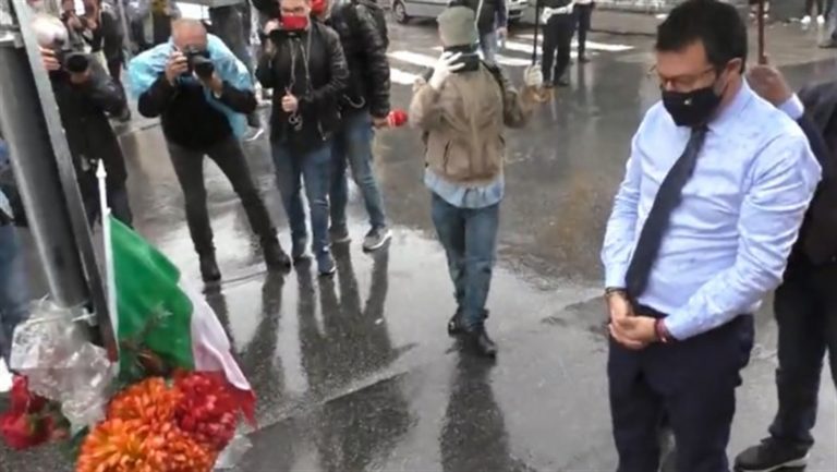 Napoli contro Salvini: “Non speculare sulla morte di un poliziotto. Vergognati”