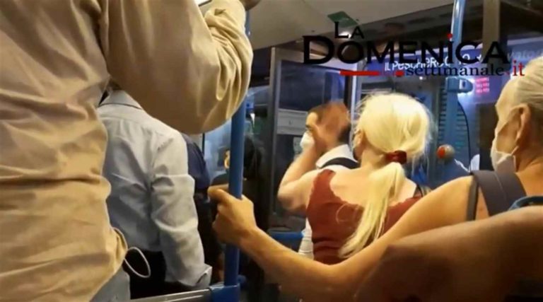 VIDEO. Anziana presa a schiaffi sull’autobus 151 per aver segnalato due giovani senza mascherina