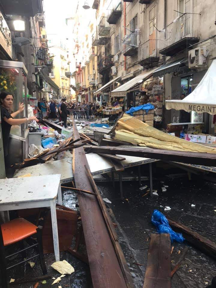 Tempesta su Napoli: crolli e danni in città