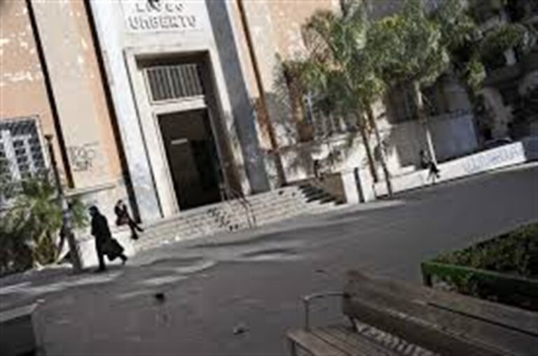 Liceo Umberto I e la media Poerio chiuse per il Covid
