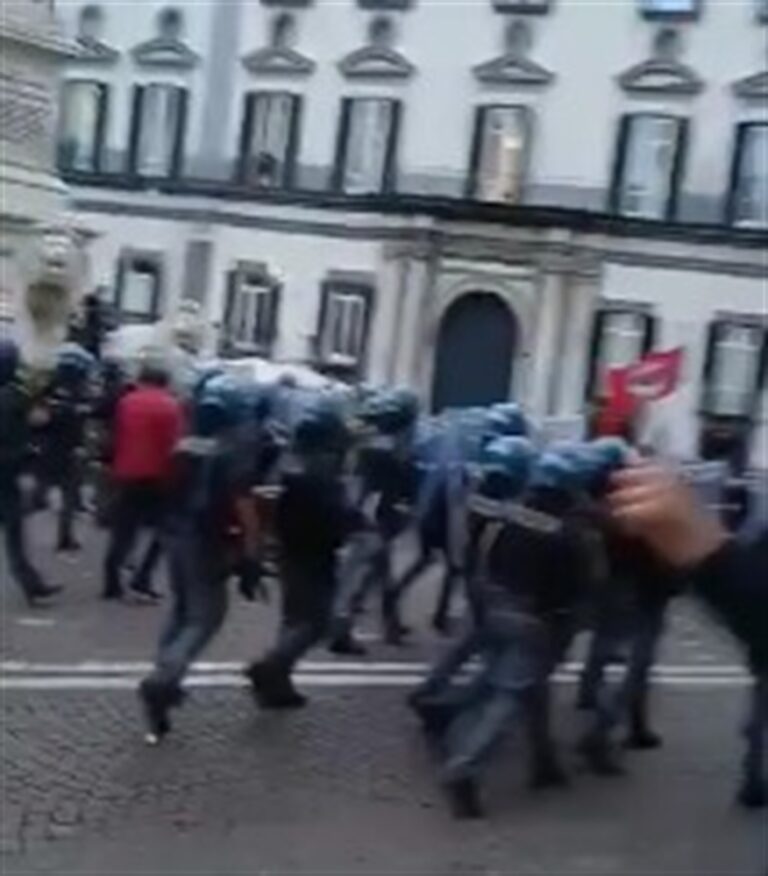 Napoli, nuove violenze: tafferugli davanti alla sede di Confindustria