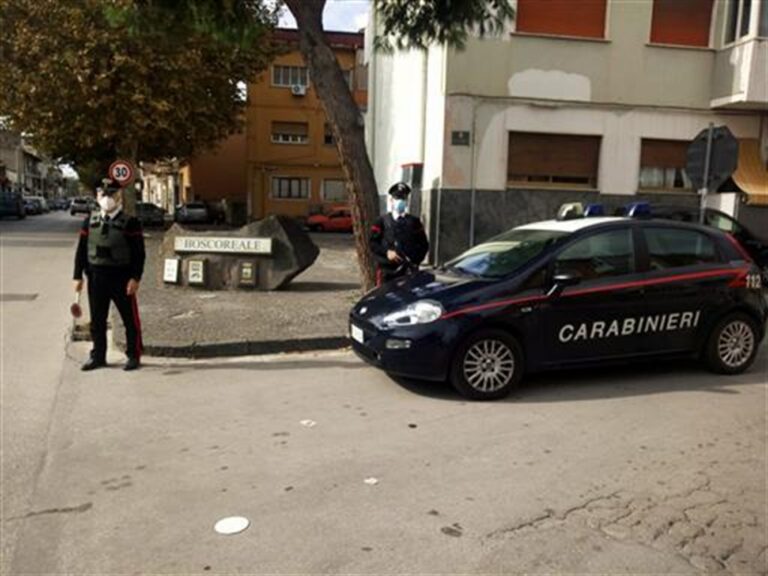 Rapina sala slot e affida pistola a figlio 14enne, presi dai carabinieri