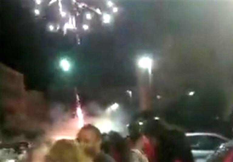 Neo-papà festeggia con fuochi d’artificio, scatta la denuncia