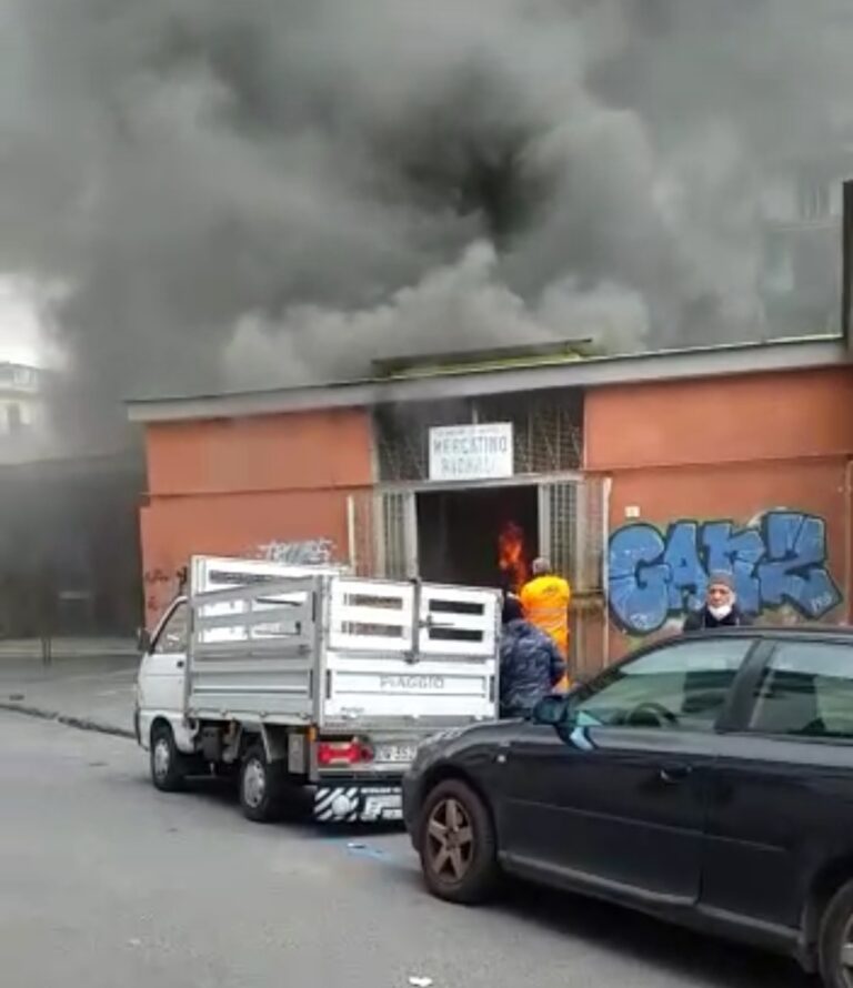 Napoli, incendio nei locali del mercato di Antignano