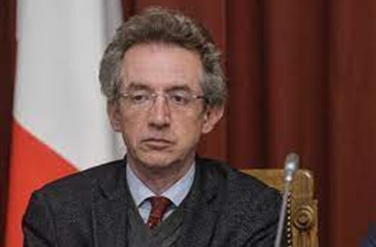 De Luca opziona il candidato sindaco di Napoli: “Parlate con Manfredi”