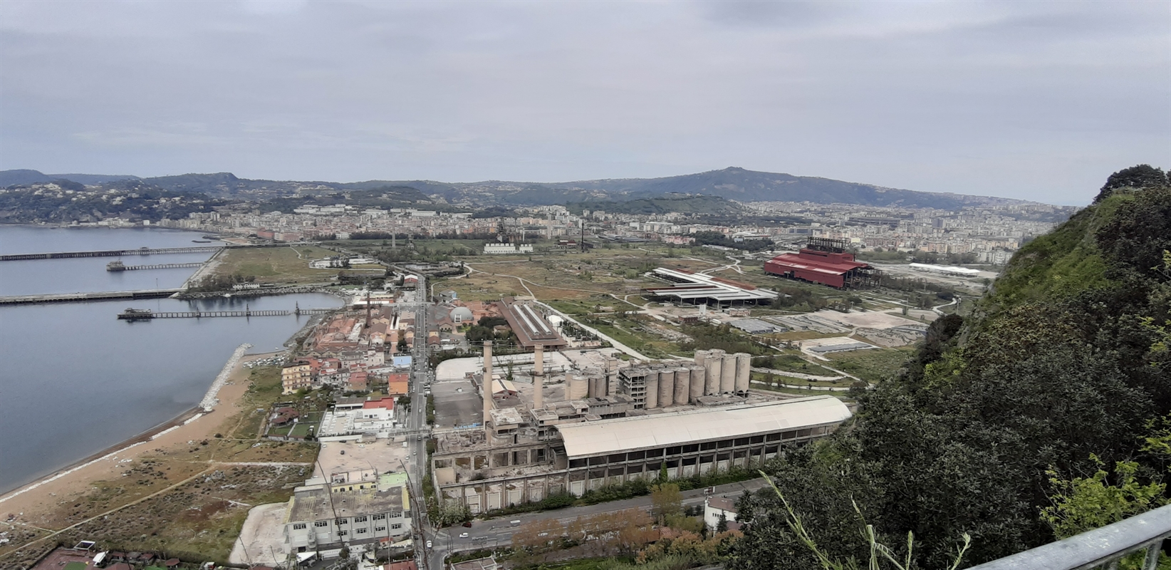 Disoccupati e residenti ‘occupano’ area ex Italsider Bagnoli
