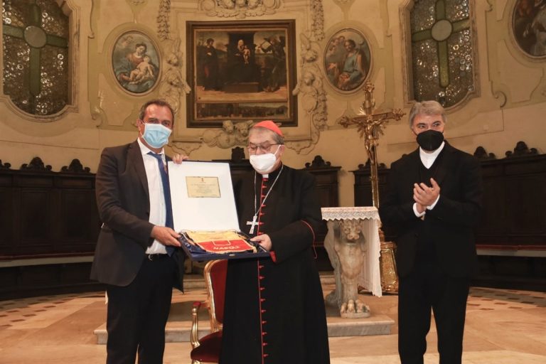 Saluto all’ex vescovo Sepe con don Battaglia e de Magistris