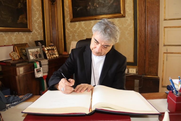 Visita dell’arcivescovo a Palazzo  San Giacomo: “Napul’è mille culure”