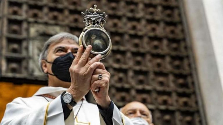 Il nuovo vescovo invoca San Gennaro e lancia un appello alla politica : “Chi sarà chiamato ad amministrare ascolti la voce dei più deboli”