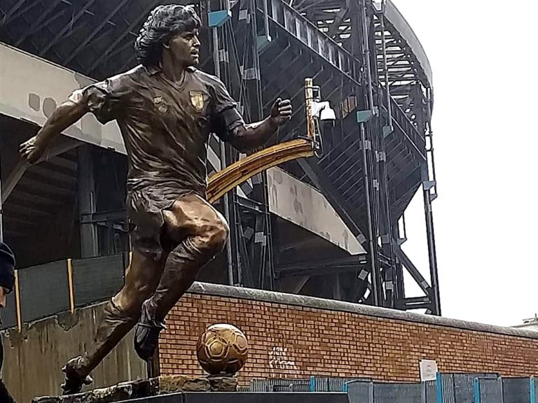 Il Comune di Napoli restituisce allo scultore la statua del Pibe de Oro : “Non è una donazione, il suo valore è oltre i 30mila euro”