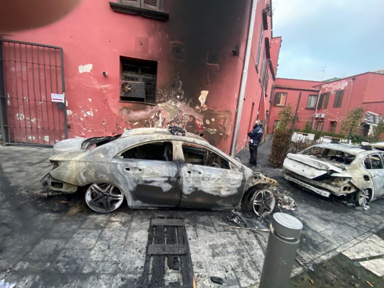 Raid incendiario contro le auto della polizia municipale di Pomigliano d’Arco: distrutti tre mezzi, c’era anche il Mercedes confiscato al boss e in uso ai caschi bianchi