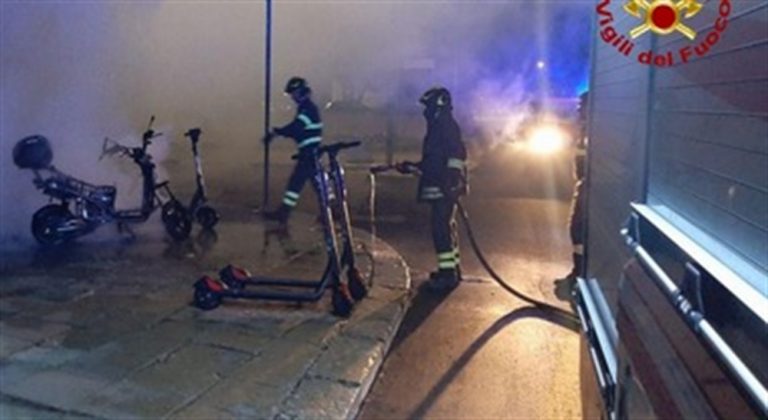 Incendio nel Napoletano, a fuoco 230 bici e monopattini elettrici. Sequestrati i capannoni
