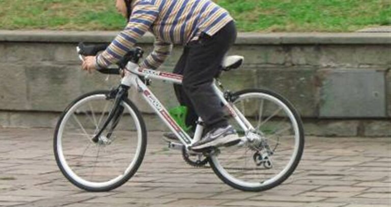 A 11 anni percorre 35 chilometri in bici per andare dalla nonna al cimitero