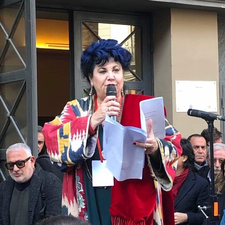 Contro le violenze in Iran, protesta al Trianon di Napoli. Marisa Laurito intona ‘Bella ciao’. Raccolte 85mila firme