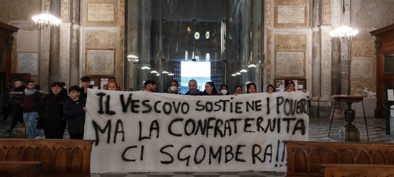 Emergenza casa, blitz delle famiglie al Duomo di Napoli