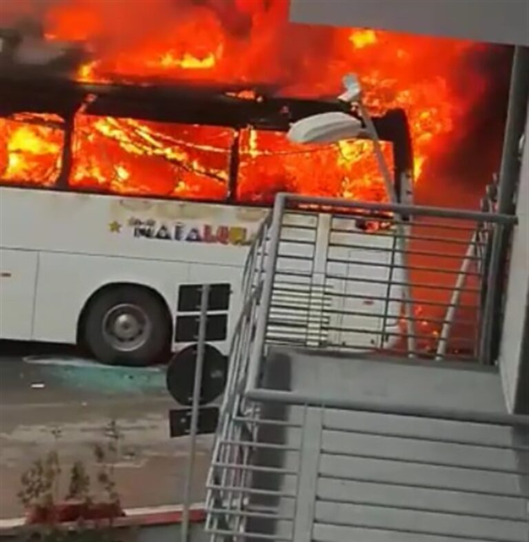 Paganese-Casertana, scontri tra ultras, fiamme al bus degli ospiti. Blindato lo stadio ‘Marcello Torre’