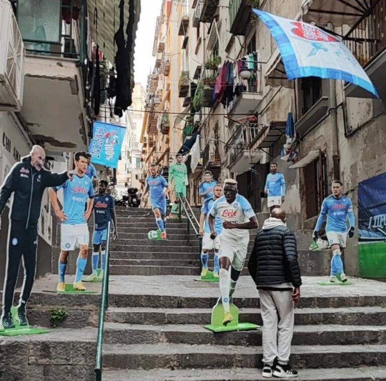 Le sagome del Napoli sulle scale dei Quartieri Spagnoli: Da Meret a Osimhen, ci sono anche Spalletti e De Laurentiis
