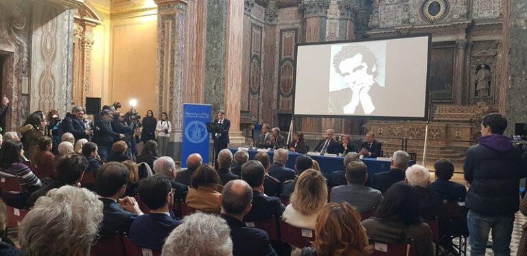 A Massimo Troisi la laurea honoris causa alla memoria in ‘Discipline della Musica e dello Spettacolo. Storia e Teoria’.