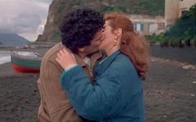 Sarà intitolata a Massimo Troisi, la spiaggia di Bacoli del bacio con De Sio nella scena di ‘Scusate il ritardo’