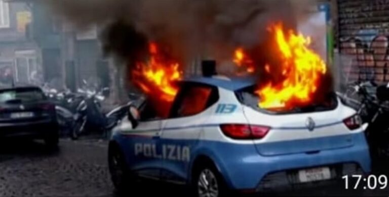 Ultrà Eintracht Francoforte incendiano auto del polizia in via Calata Trinità Maggiore