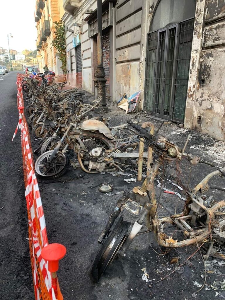 Via Tasso, attentato incendiario: distrutti numerosi scooter e moto