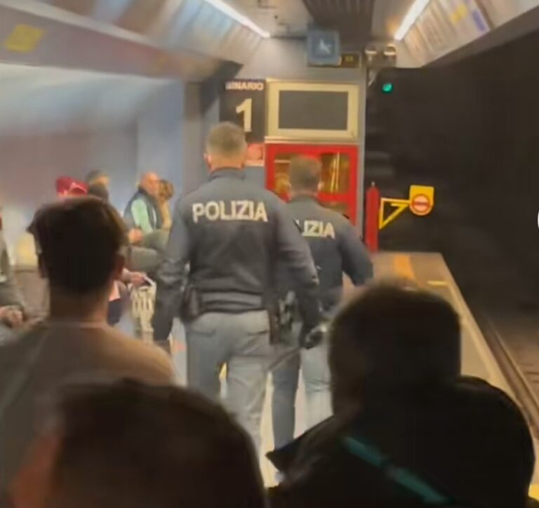Stazione ‘Toledo’. Molesta passeggeri e blocca i treni, 44enne denunciato dalla polizia