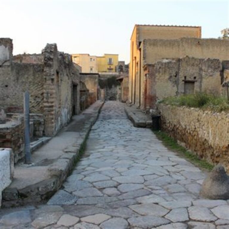 Ruba sassi privi valore negli scavi archeologici di Ercolano, denunciato un turista