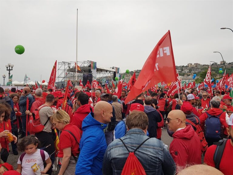 Manifestazione a Napoli, 50mila in piazza coi sindacati. Cgil-Cisl-Uil:”Il Governo cambi linea”