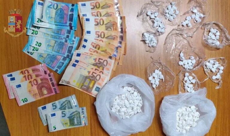 Donna sorpresa in casa con un ingente quantitativo di droga a Casoria, arrestata