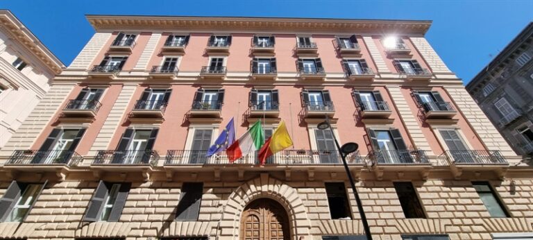 Bandiere a mezz’asta sul palazzo del Comune per la morte di Giovanbattista Cutolo