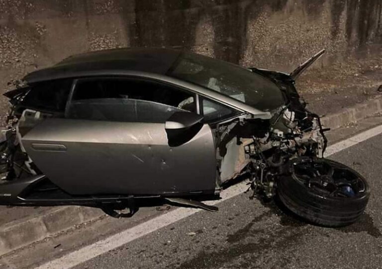 Folle corsa in via Coroglio, Lamborghini sbanda e sbatte contro un muro spaccandosi in due: feriti due 28enni