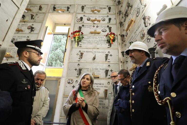 Ommaggio alla tomba di Gennarino Capuozzo, lo scugnizzo partigiano al Cimitero Monumentale