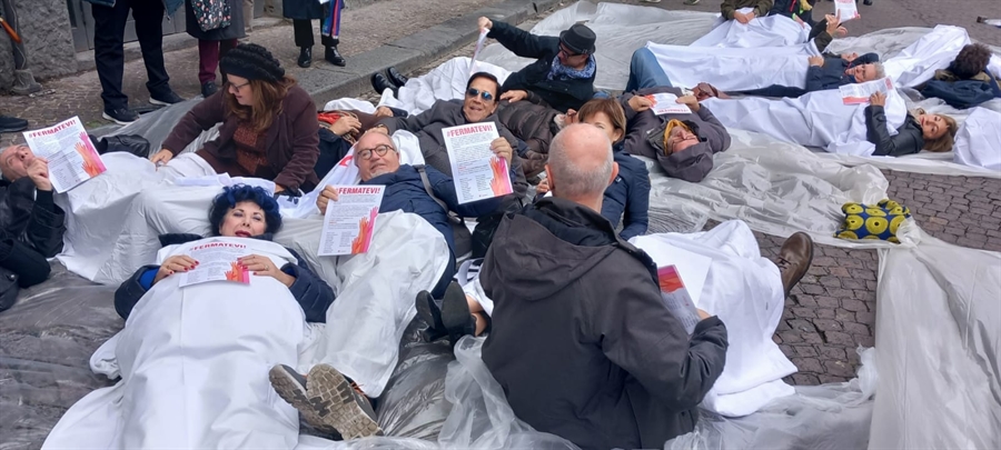 Flash mob davanti al teatro Trianon Viviani contro la guerra e la violenza sulle donne:  ‘Fermatevi’