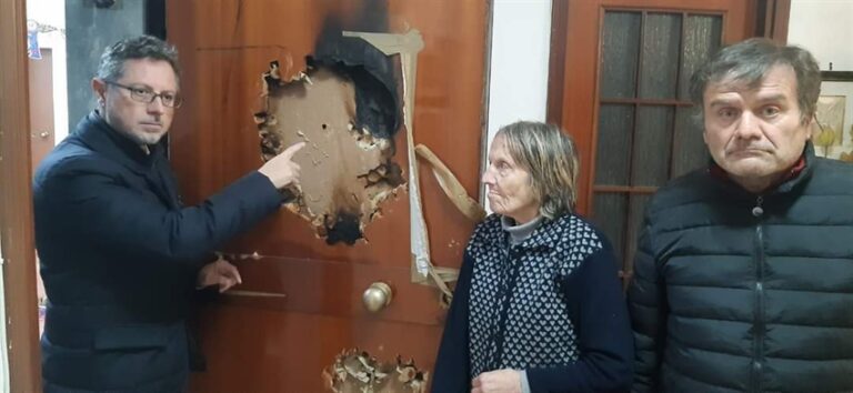 Tentano di occupare la casa di un’anziana ma alla denuncia della donna rispondono bruciandole la porta d’ingresso dell’abitazione popolare