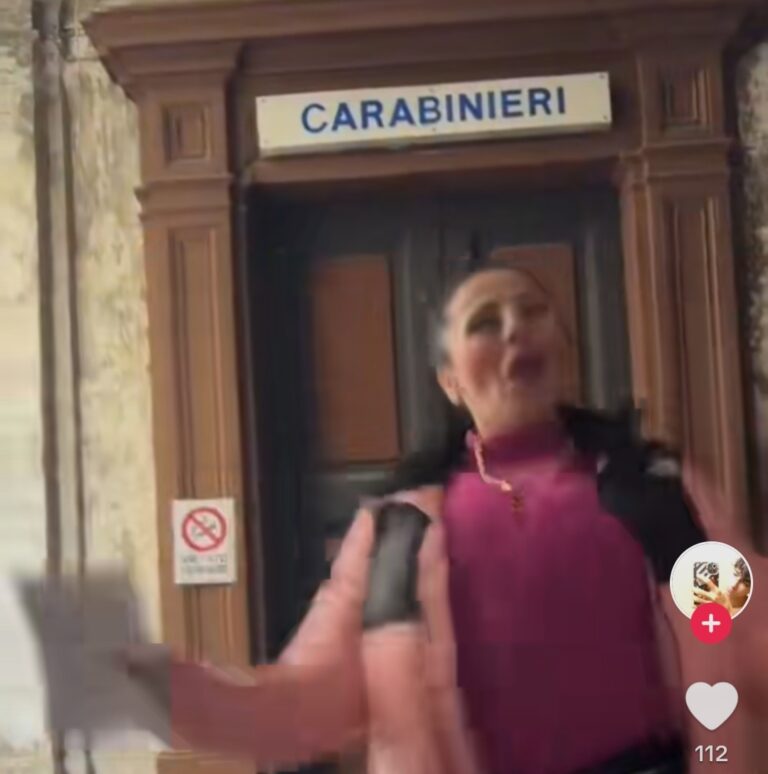 La tiktoker Rita De Crescenzo balla davanti alla stazione dei carabinieri, il deputato Borrelli: “Pronta denuncia per vilipendio”