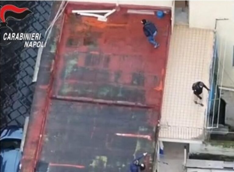 Scoperta ‘piazza di spaccio’ con un drone, scattano arresti e sequestri a Caivano