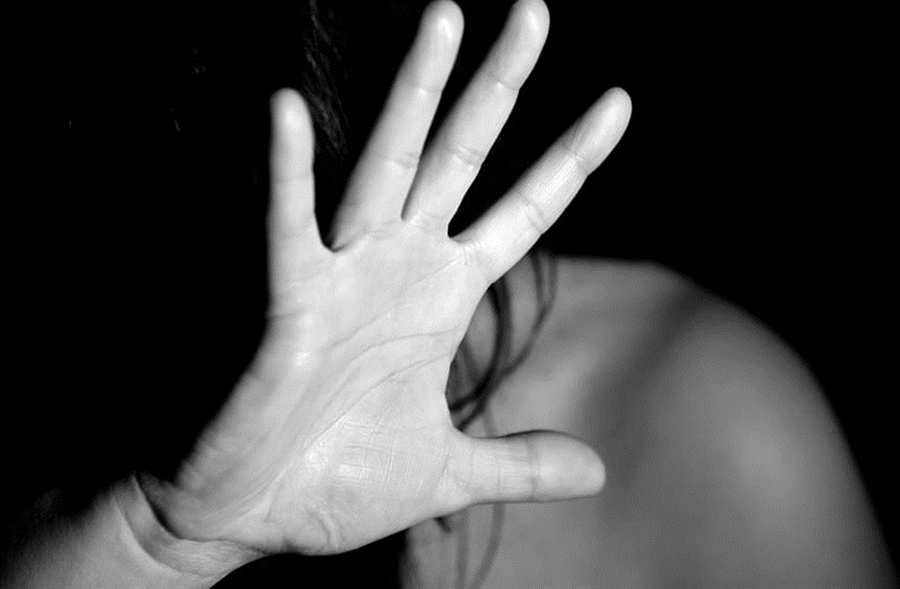 Stuprata ragazza trans in vacanza a Napoli