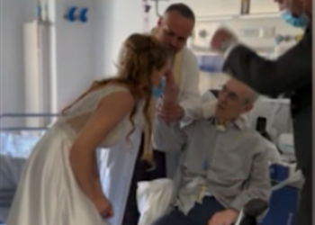 Cerimonia degli sposi in ospedale per stare accanto al genitore ammalato di Sla