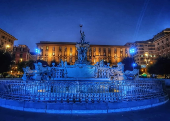 Giornata mondiale dell’alimentazione, la fontana del Nettuno si tinge di blu per un accesso equo al cibo per tutti