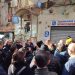 Aggressione davanti al garage Spaccanapoli, flash mob al rione Forcella: “Via i camorristi da Napoli”