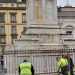Ripulita la statua di Dante Alighieri