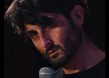 Sherlock I’m Not Holmes: Luca Varone porta in scena un giallo teatrale che sfida la lingua e il sistema educativo