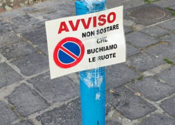 “Non sostare che buchiamo le ruote”