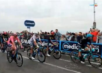 Flop Giro D’Italia, percorso accidentato e maxi caduta