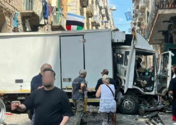 Quartieri Spagnoli, camion impazzito semina il terrore in via Girardi