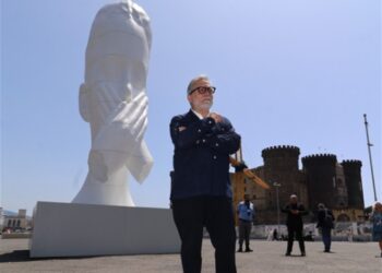 Dal 5 giugno arriva a Napoli, in piazza Municipio, l’opera monumentale “Silent Hortense” dell’artista Jaume Plensa