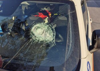 Adolescente distrugge un’ambulanza
